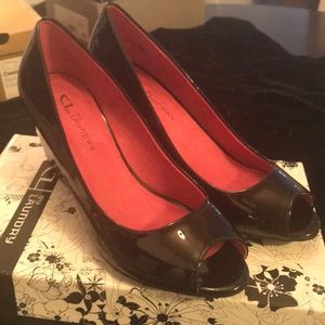 N Chinese Laundry Blk Patent Leather P Toe Wedges